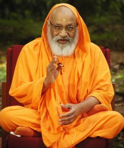 Une photo de Swami Dayananda qui enseigne en plein air